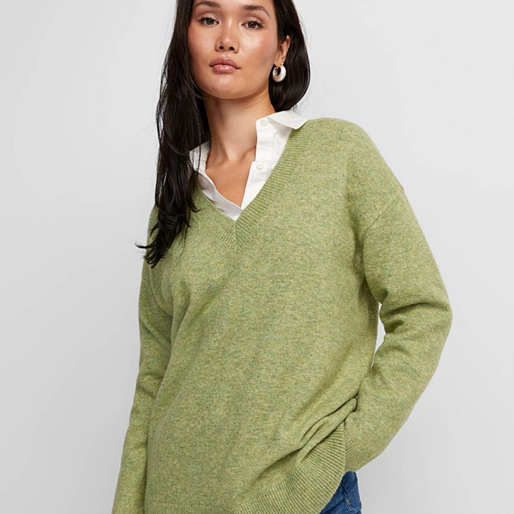 100% Cashmere Boutique Olive Green Sweater Size L V Neck